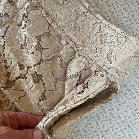 DIANE von FURSTENBERG Crème Lace Shorts, Size 2, EUC - Picture 14 of 14